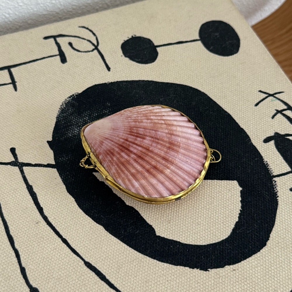 Shell Compact/Pill Holder - Picture 4 of 4